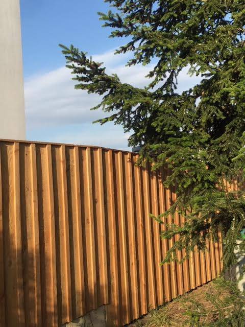 Devis pour faire poser une clôture en lames de bois avec portail motorisé et portillon de jardin